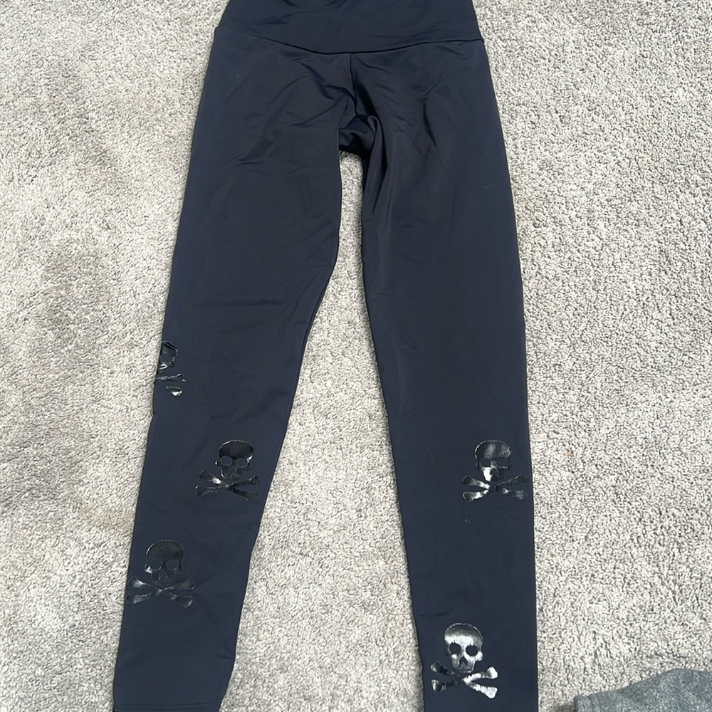 perfect condition skull leggings super fun size small